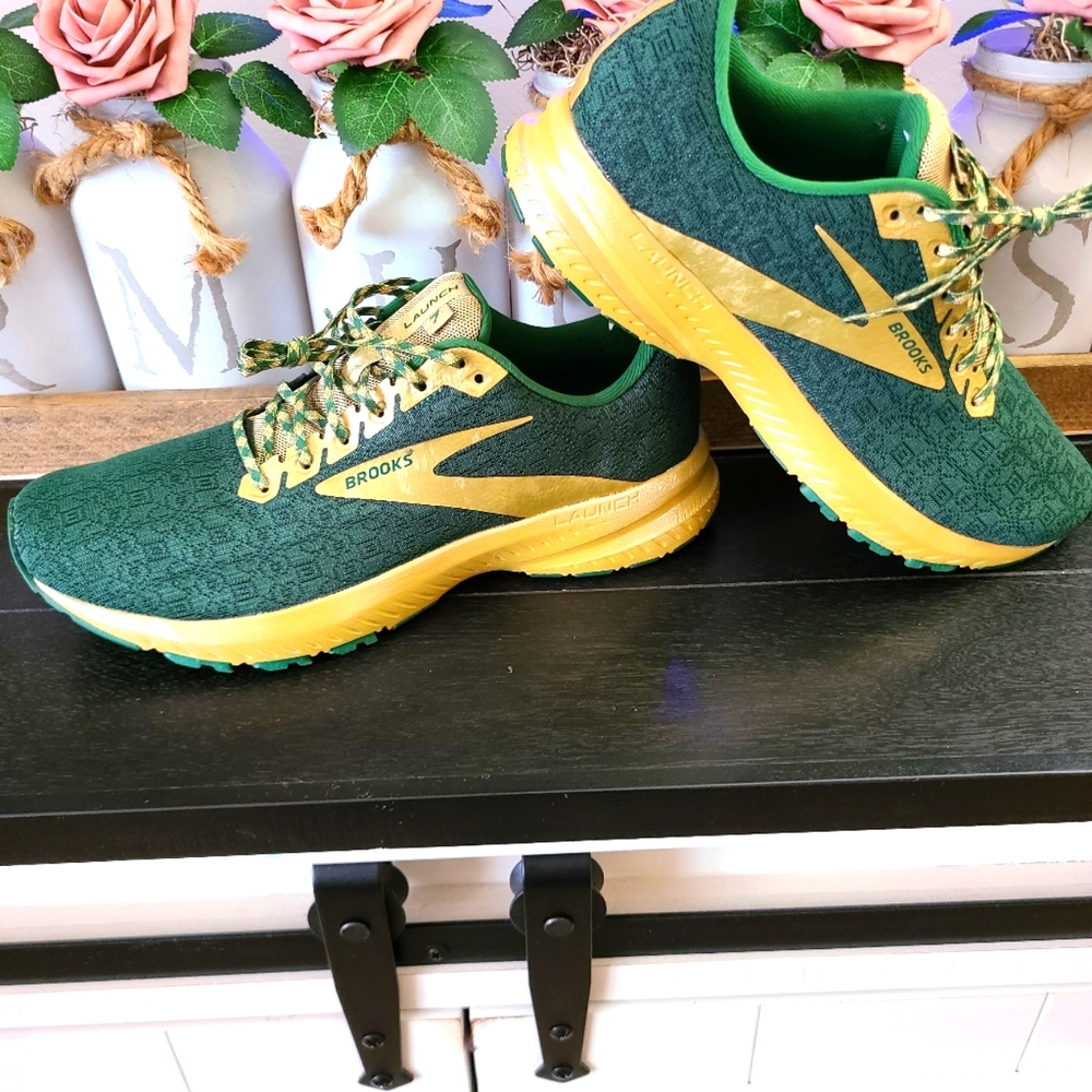 Brooks running shoes for men (Size 9 )